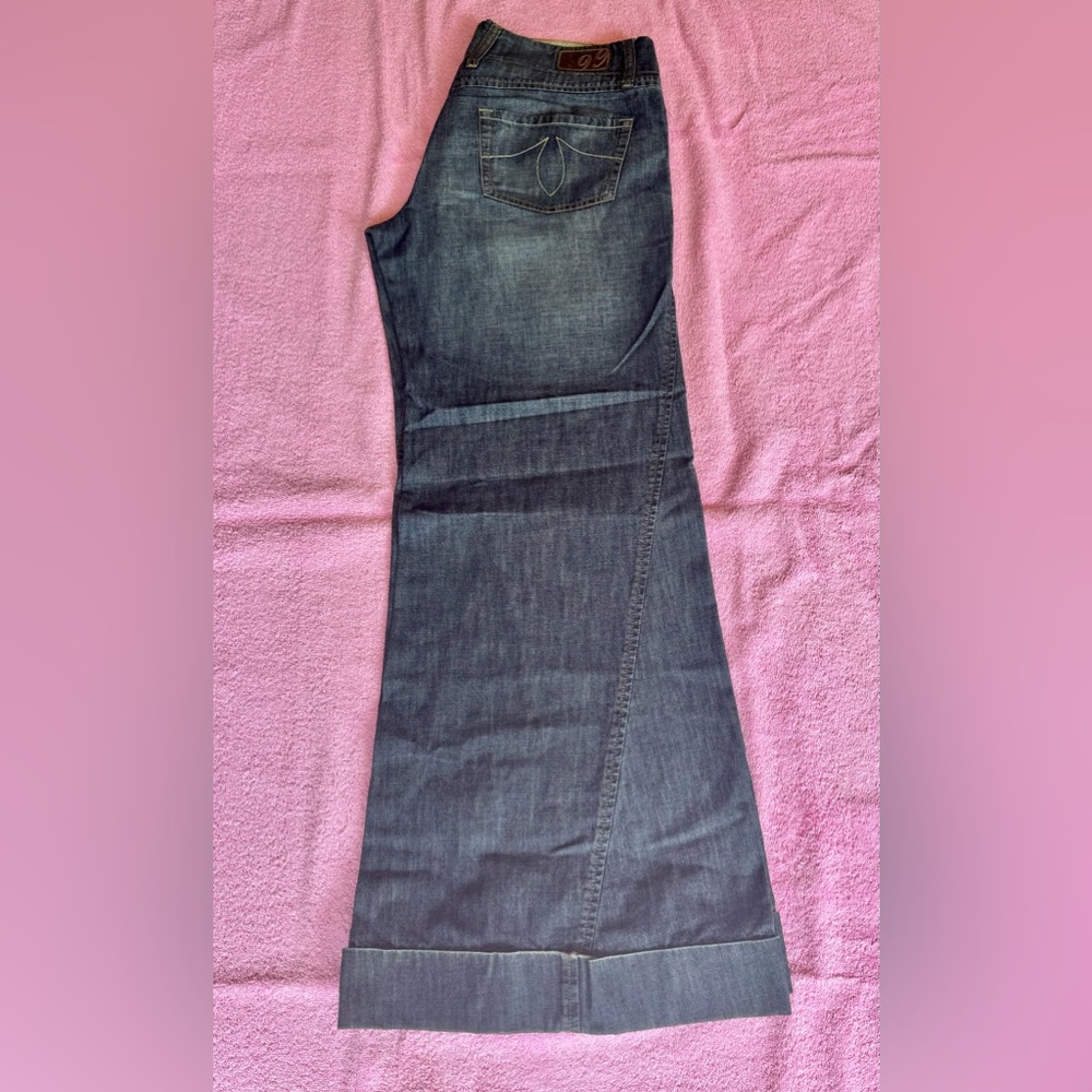Level 99 vintage low rise wide leg cuffed jeans size 28 with a 29inch inseam.